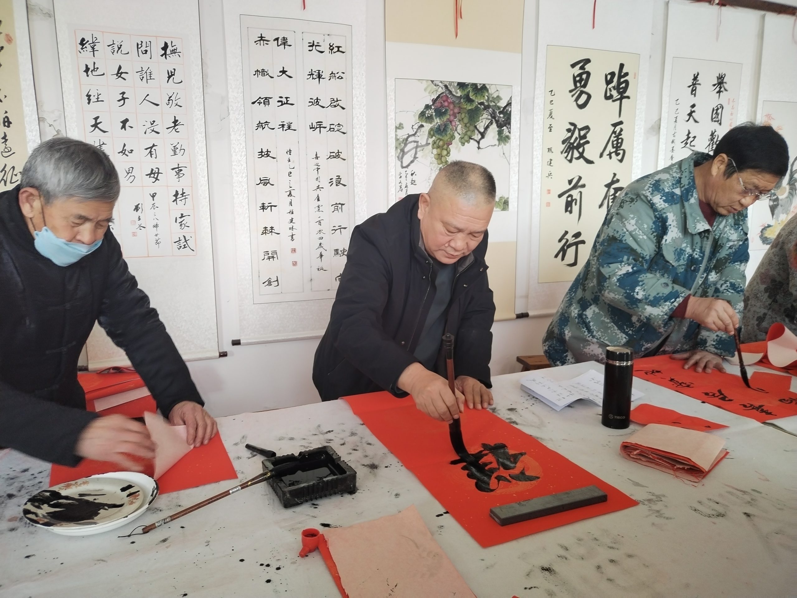 墨香迎新春,骏马送福来 —— 朱庄墨香书院李迎九院长组织书法家为村民义写春联